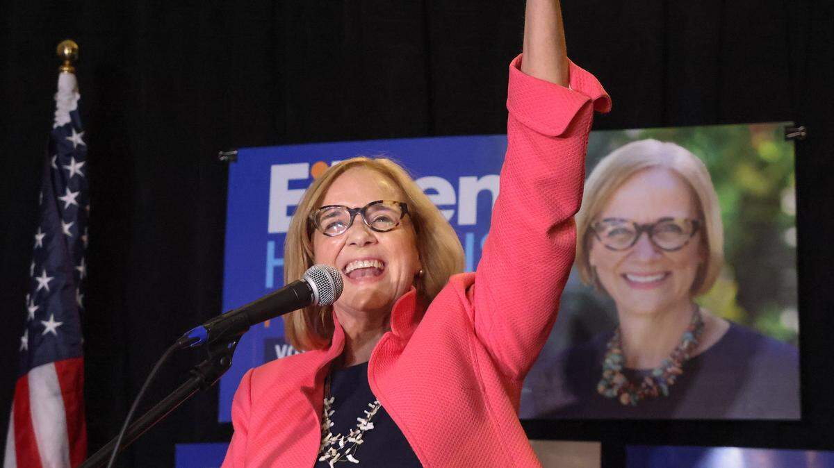 La candidata a la alcaldía Eileen Higgins saluda y agradece a su equipo y seguidores mientras avanza a la segunda vuelta durante su evento de vigilancia electoral en el hotel Yotel, en el centro de Miami, Florida, la noche del martes 4 de noviembre de 2025.