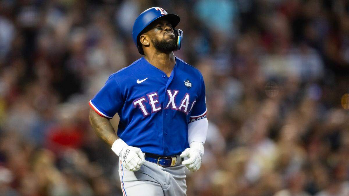 El jardinero cubano de los Rangers de Texas Adolis García se perderá el resto de la Serie Mundial tras sufrir un distensión en el oblicuo del lado izquierdo, en el tercer partido celebrado el lunes 30 de octubre de 2023 en Phoenix, Arizona.
