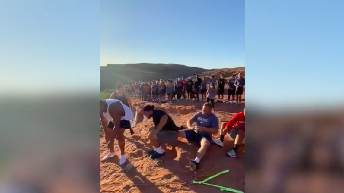 Equipo de football universitario salva a mujer de caer por un acantilado