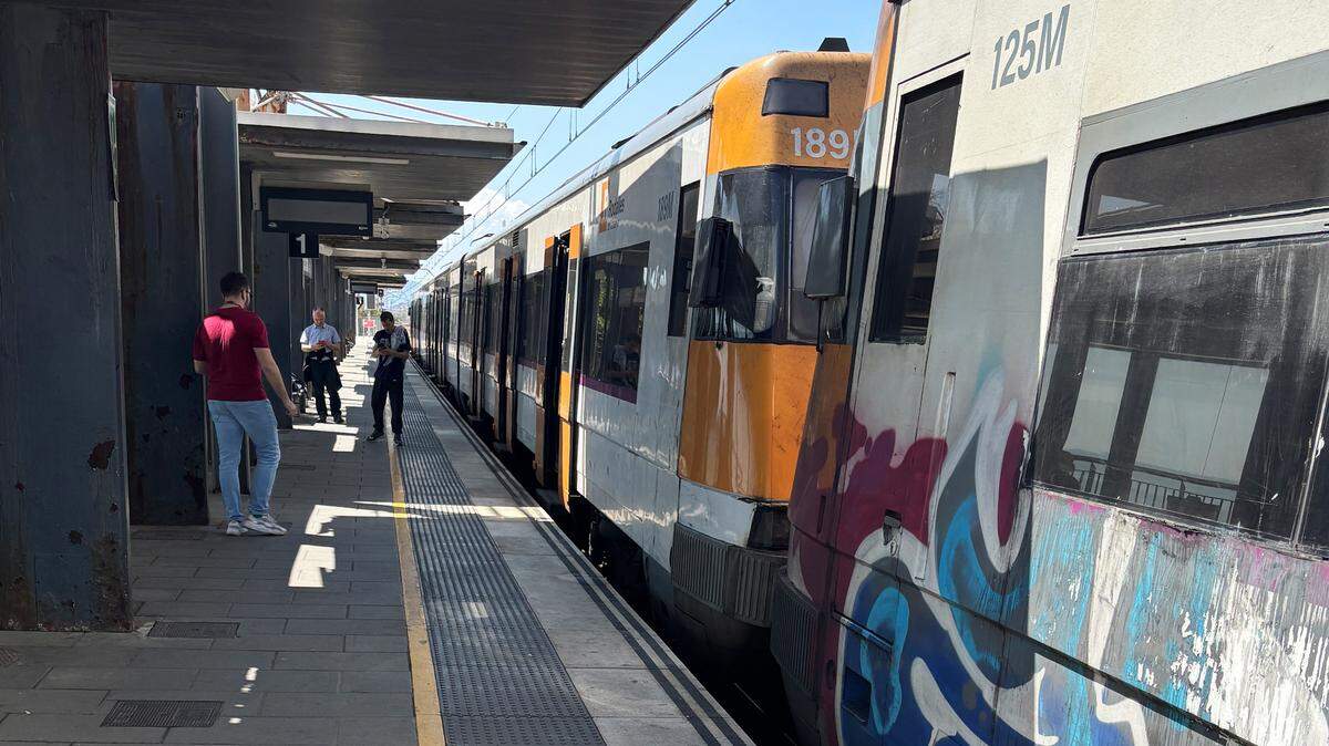 Personas esperan un tren suburbano para continuar su viaje desde Premia de Mar en la provincia de Barcelona el lunes 28 de abril de 2025.