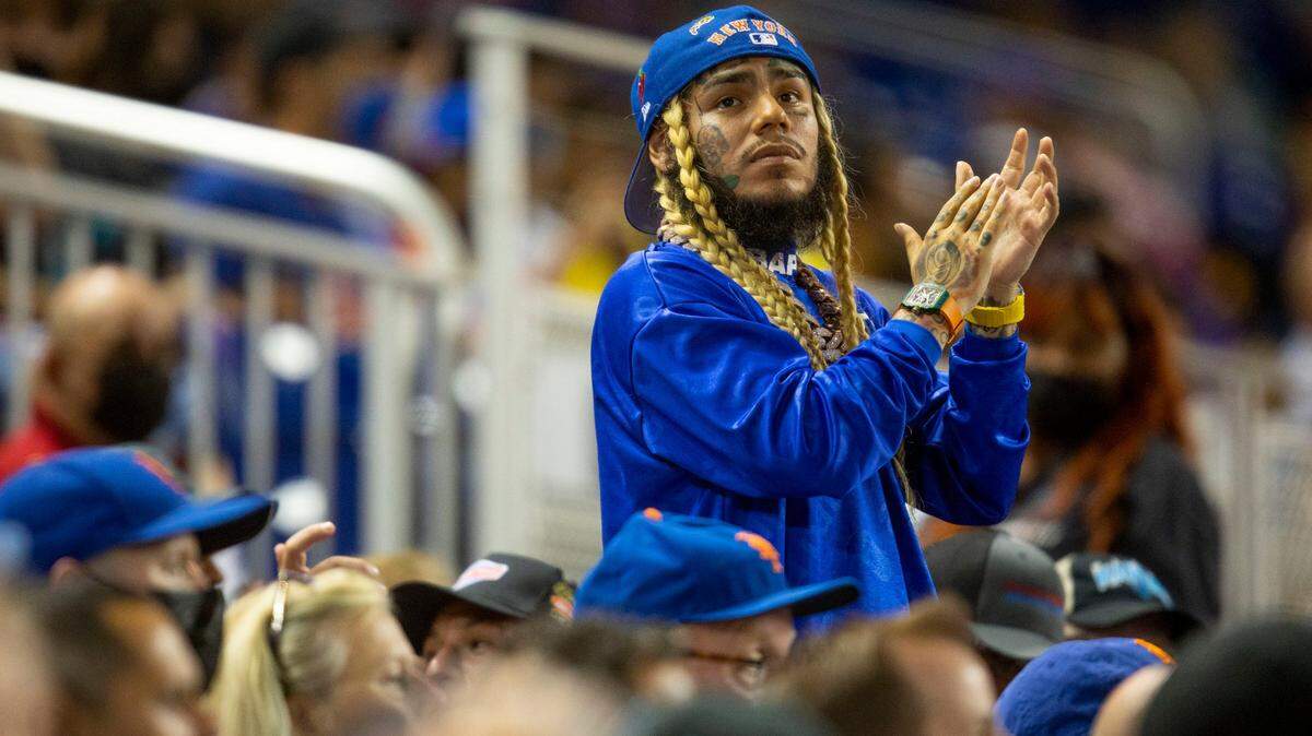 El rapero Tekashi 6ix9ine, nacido en Nueva York, durante un juego de béisbol en el parque LoanDepot en La Pequeña Habana en Miami, Florida, el martes 3 de agosto de 2021.
