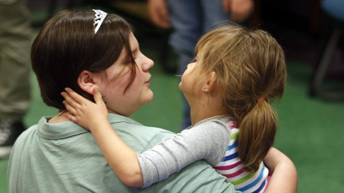 Savannah Taylor sostiene a Heather Wampole durante una clase de teatro para niños con autismo, en Richland, Washington. 