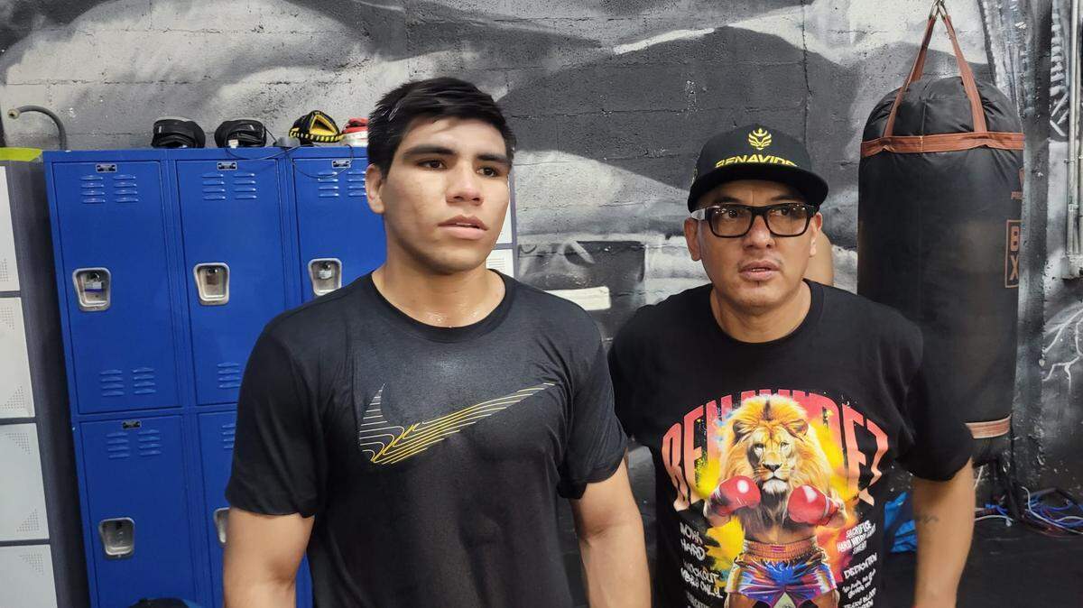 José Benavidez Sr. prepara a su hijo David para el mega encuentro contra David Morrell en el gimnasio BOXR de Miami, pero también entrena a Omar Salcido (I) para su choque ante Andy Cruz.