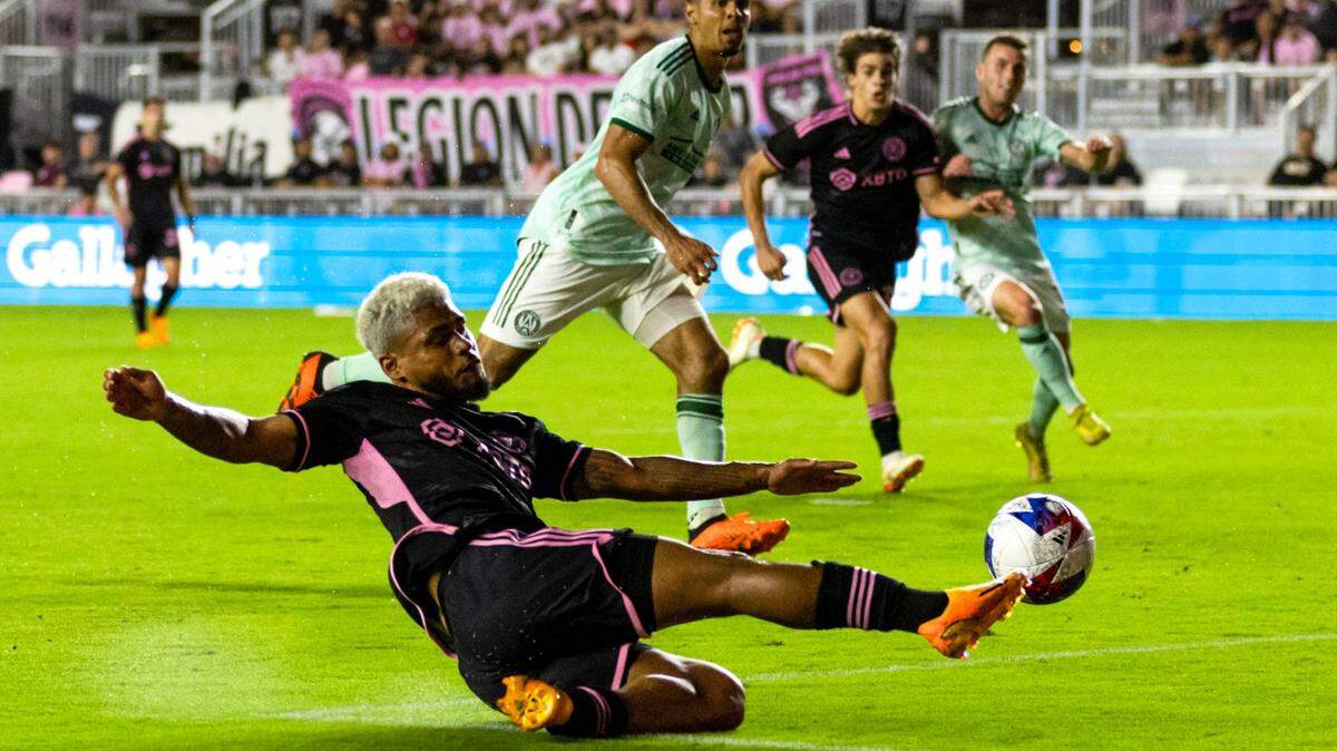 El delantero del Inter Miami CF Josef Martínez (17) anota su segundo gol de la noche al portero Quentin Westberg (31) de Atlanta United durante la segunda mitad de un partido de la MLS en el DRV PNK Stadium en Fort Lauderdale, Florida, el sábado 6 de mayo de 2023 .