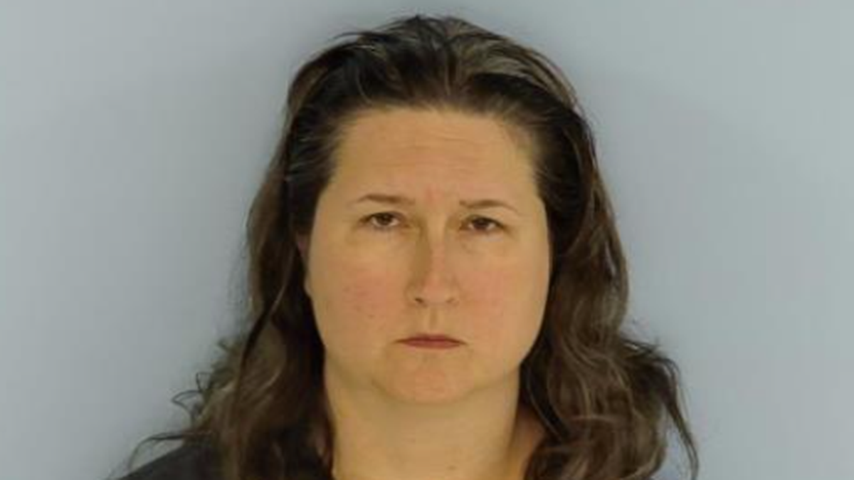 Selena Chambers, de 41 años y residente en Tallahassee, Florida, fue arrestada después de proferir obscenidades y arrojar una copa de vino al congresista por este estado Matt Gaetz, informaron este martes las autoridades.