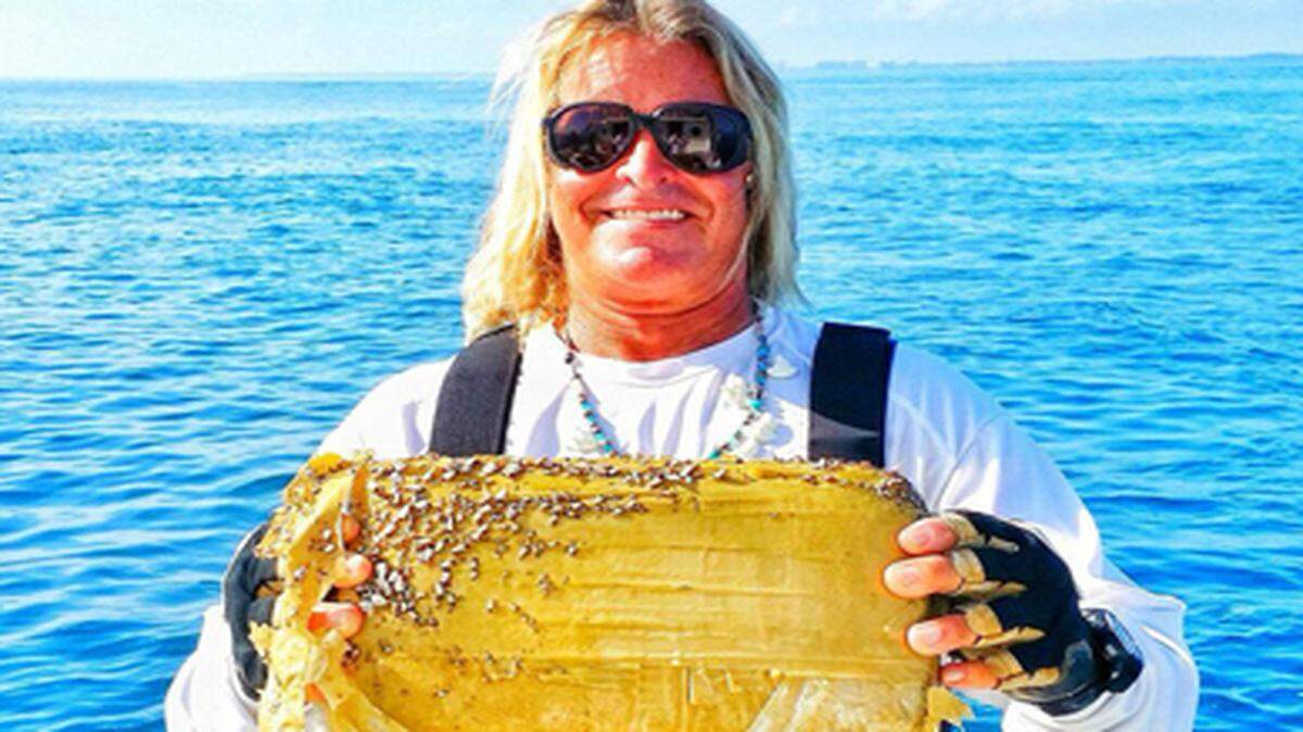 El capitán de botes de alquiler, conocido como “Mark the Shark”, halló un ladrillo de cocaína. Cortesía CBS4