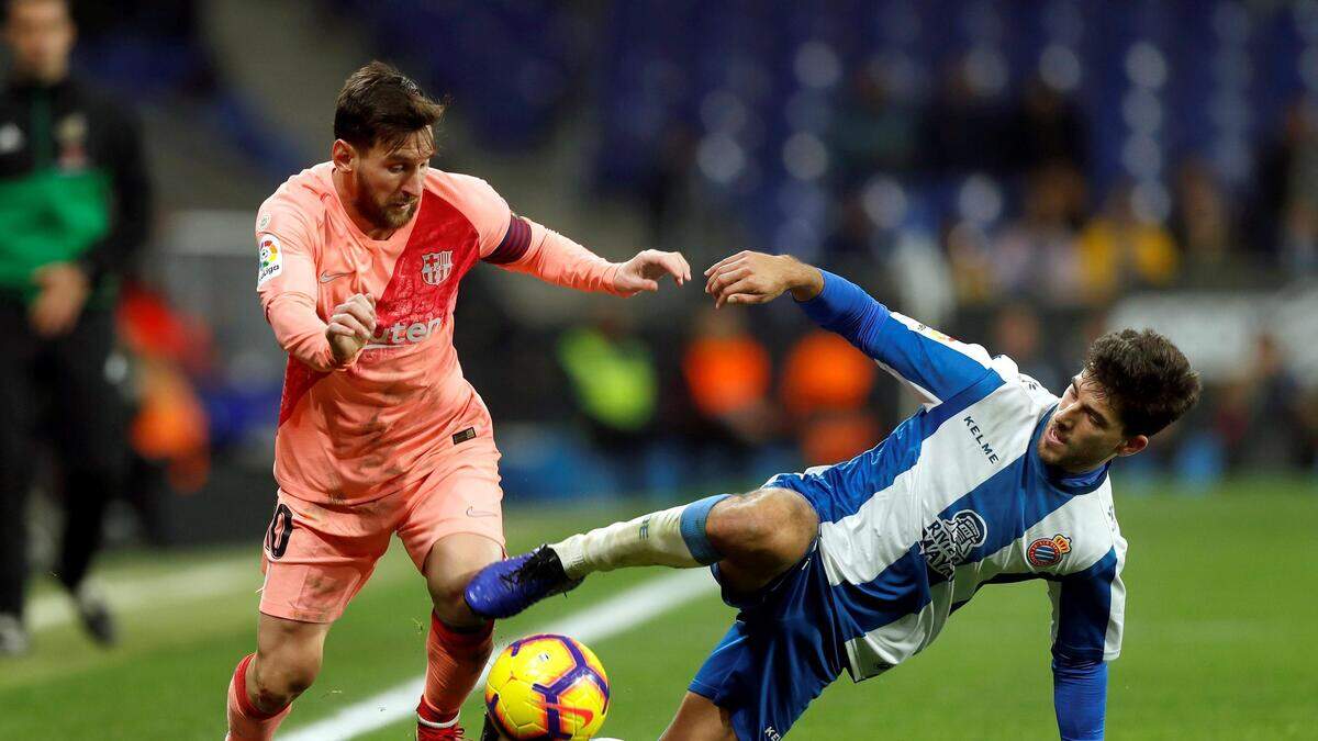 El delantero del Barcelona Leo Messi (izq. ) lucha con Dídac Vilá, del Espanyol, durante el partido correspondiente a la decimoquinta jornada de LaLiga Santander que se disputó el 8 de diciembre de 2018.