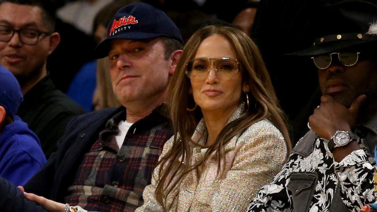 Ben Affleck y Jennifer López durante un partido entre Golden State Warriors y Los Angeles Lakers en Crypto.com Arena. 