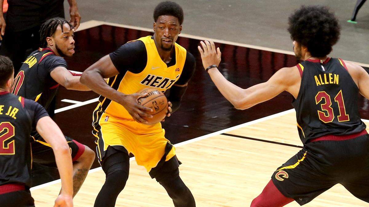 El centro del Heat Bam Adebayo (13) se enfrenta a la marca de los jugadores de los Cavaliers Darius Garland (10) y Jarrett Allen (31) este 16 de marzo en el AmericanAirlines Arena.