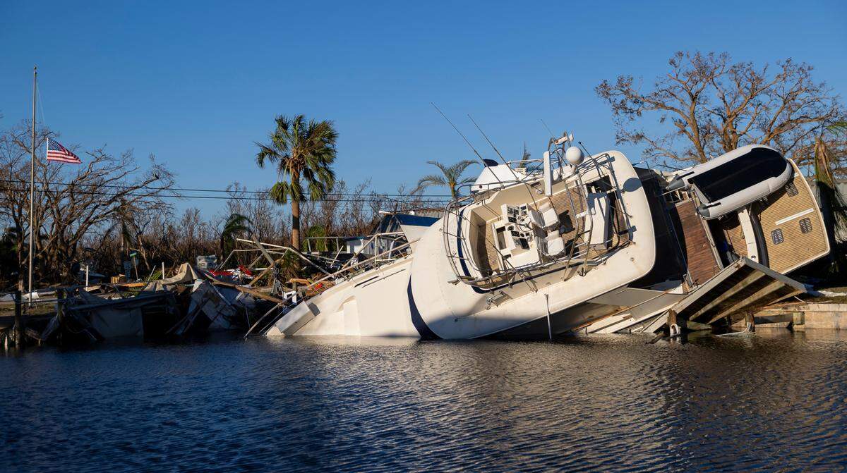 Un yate medio sumergido en un canal el viernes 30 de septiembre de 2022 en Pine Island, Florida, dos días después del paso del huracán Ian.