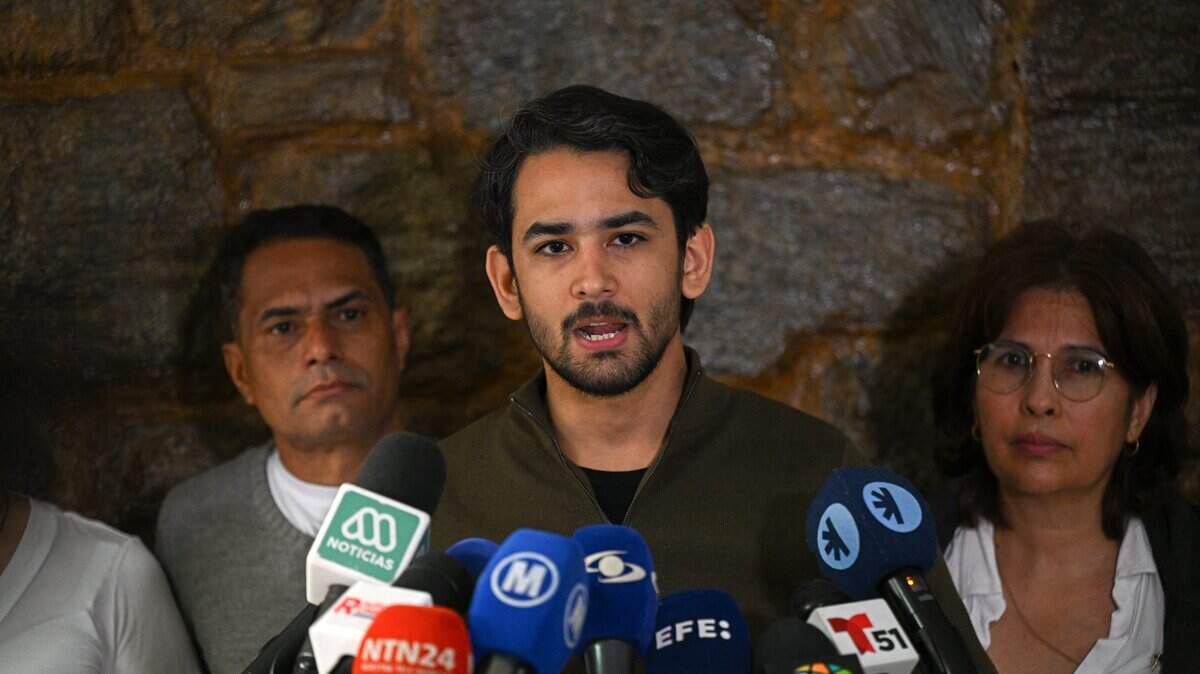 Ramón Guanipa, hijo del ex vicepresidente de la Asamblea Nacional venezolana Juan Pablo Guanipa, habla durante una conferencia de prensa tras la nueva detención de su padre en Caracas el 9 de febrero de 2026.