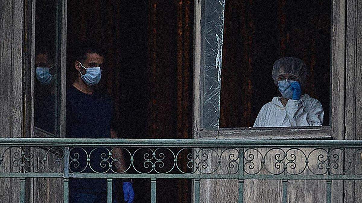 PARIS, FRANCE - OCTOBER 19: A French Forensics Officer examines the cut window and balcony of a gallery at the Louvre Museum which was the scene of a robbery at the world famous museum earlier in the day on October 19, 2025 in Paris, France. France's Culture Minister, Rachida Dati, announced the closure of the world-famous art museum on X due to the robbery taking place just after the Louvre opened to the public. It is being reported that millions of pound with of historic jewellery belonging to Napoleon and Empress Josephine has been stolen (Photo by Kiran Ridley/Getty Images)