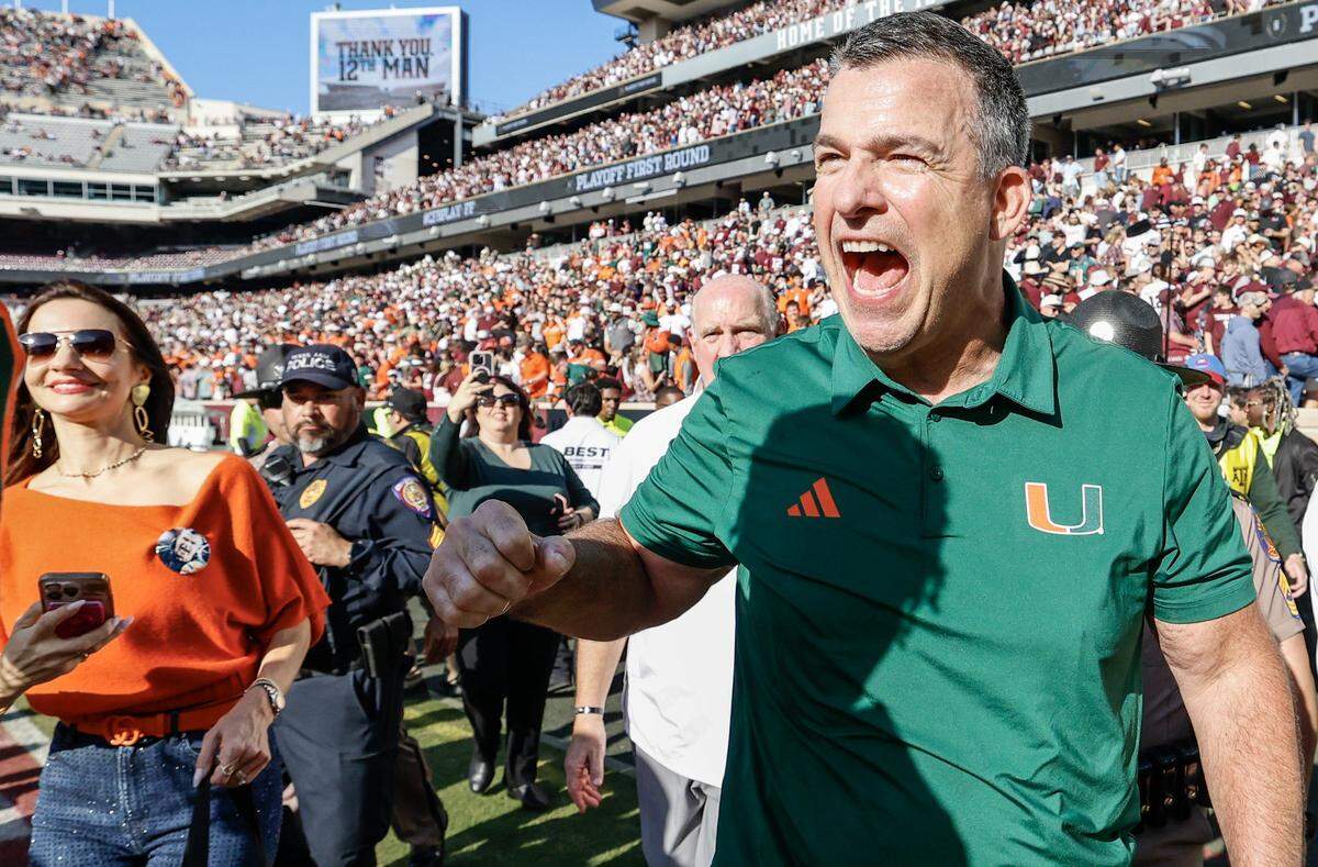 El entrenador de los Huracanes de Miami Mario Cristóbal celebra el triunfo de su equipo ante Texas A&M Aggies, en el partido de football universitario efectuado  el 20 de diciembre de 2025 en Texas.