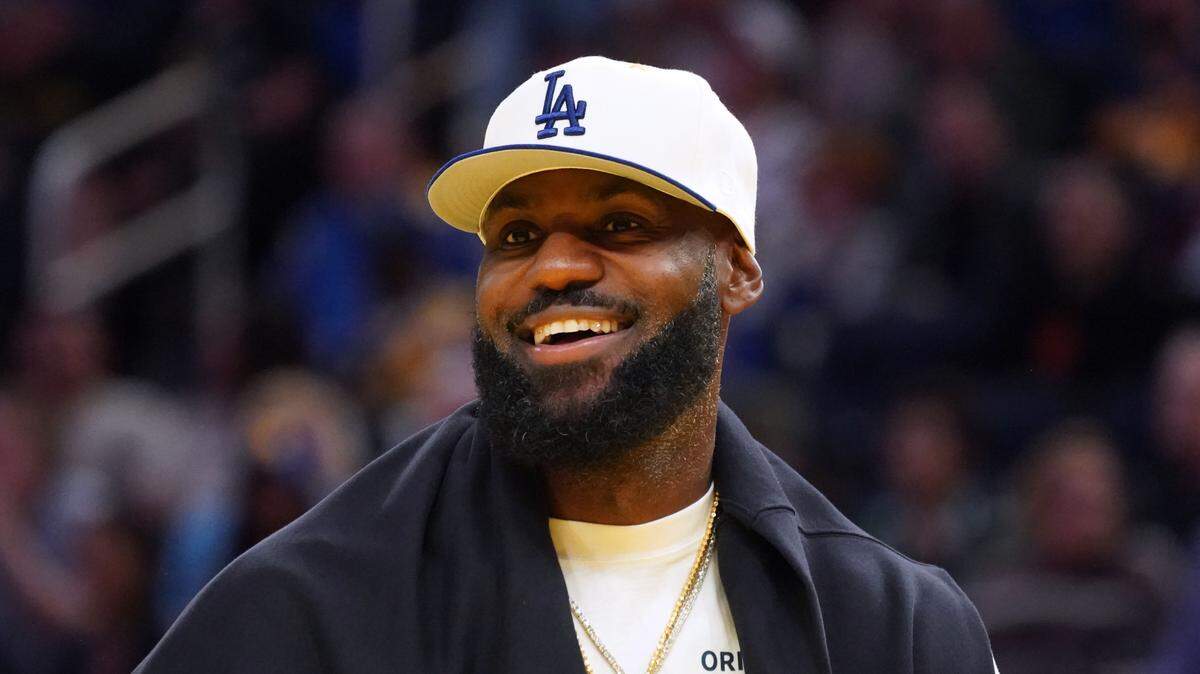  El jugador de la NBA LeBron James recibió este martes una andanada de críticas en las redes sociales por insinuar que realizaría un gran anuncio sobre su futuro que se resultó ser una campaña publicitaria para una marca de bebidas alcohólicas.