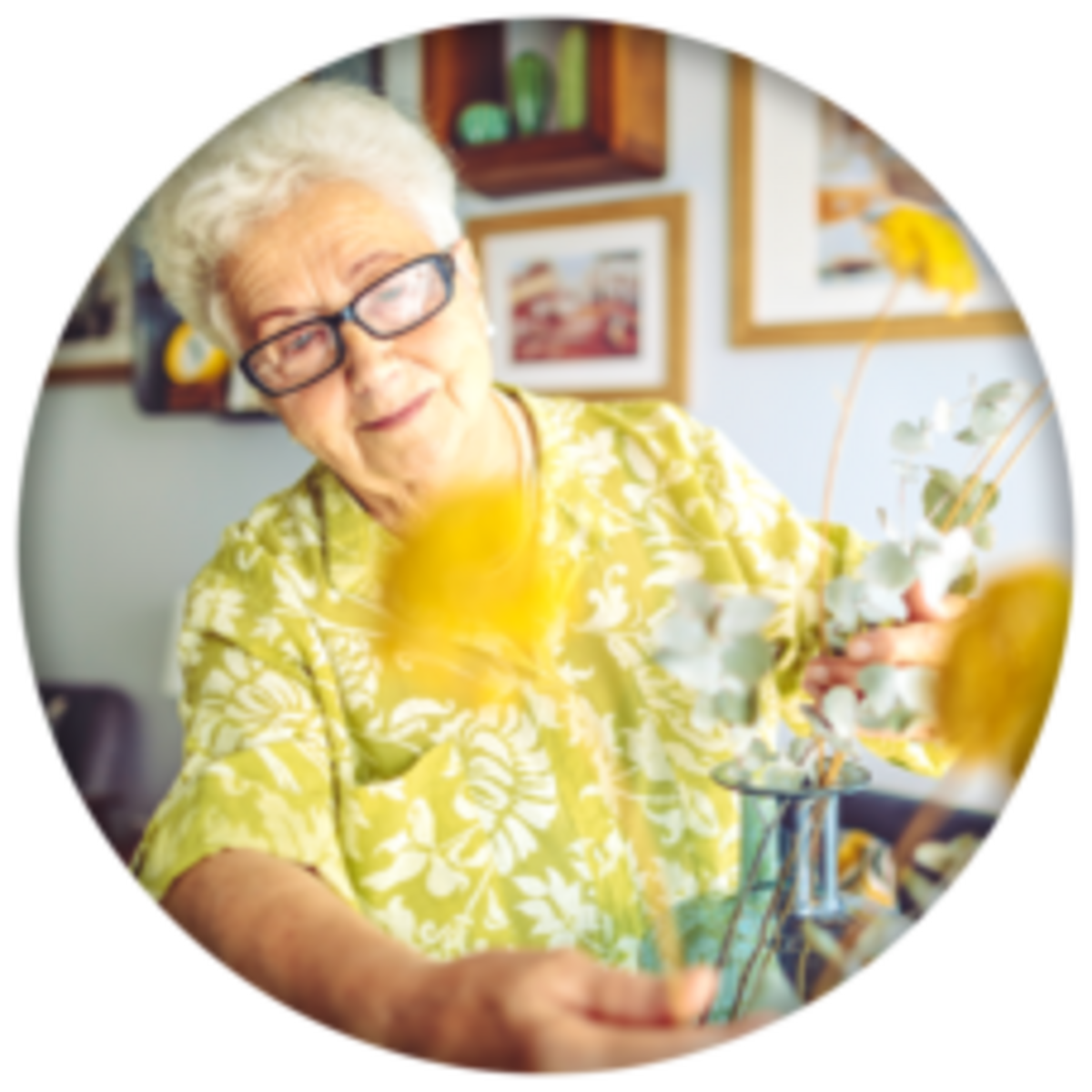 Arreglo floral de bricolaje celebra el Mes de los estadounidenses mayores.