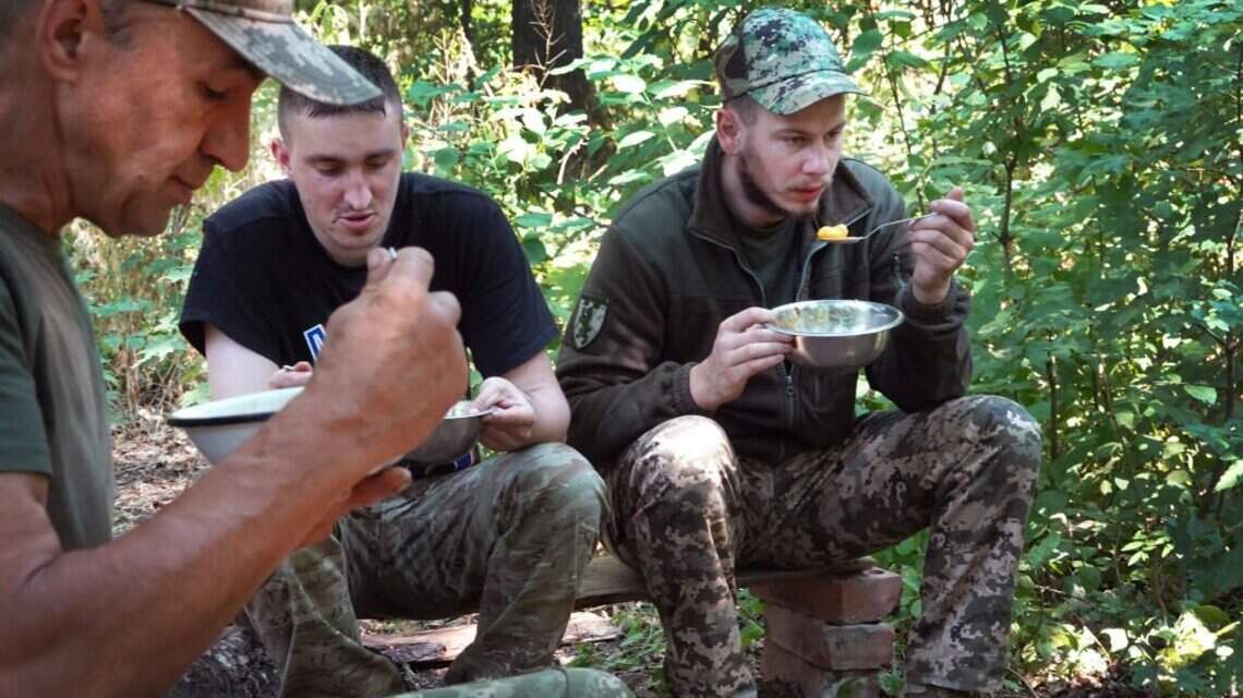 Voluntarios internacionales cocinan comidas vitales en Leópolis para soldados ucranianos