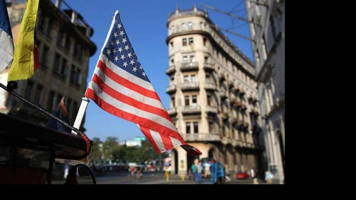 Una bandera de Estados Unidos ondea sobre un bicitaxi, el miércoles 15 de abril de 2015, en una calle de La Habana (Cuba). Alejandro Ernesto EFE