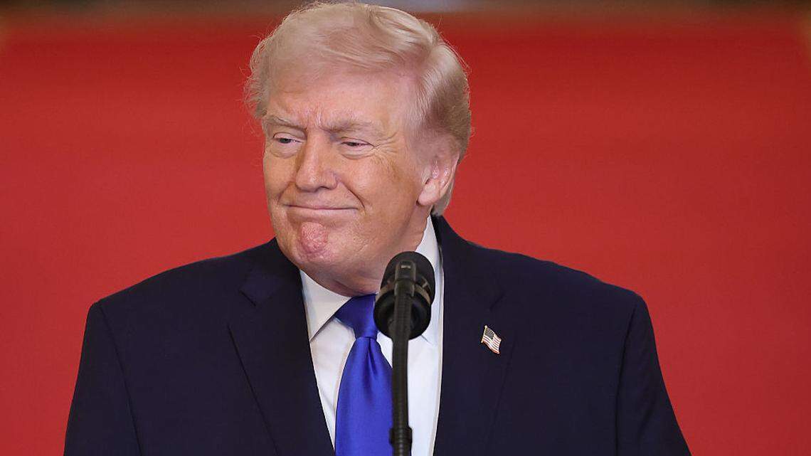 El presidente Donald Trump da un discurso durante un acto en la Casa Blanca, Washington, DC, el lunes 23 de febrero de 2026. Según varios medios, Trump está considerando exigir que los bancos de EEUU compartan con el gobierno datos sobre la nacionalidad de sus clientes.