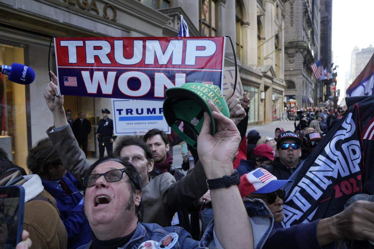 Una multitud se reúne cerca de la Trump Tower donde el expresidente Donald Trump llegó el lunes 3 de abril de 2023 para pasar la noche.