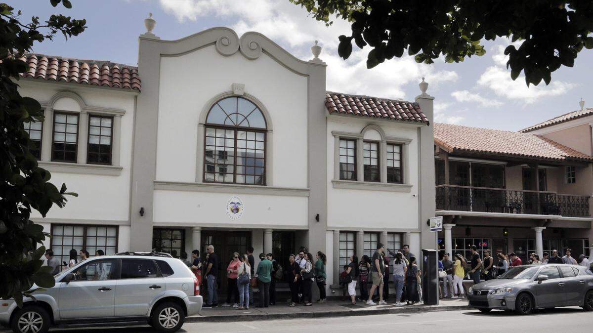 El Consulado de Colombia en Miami, ubicado en la calle Aragon en Coral Gables, indicó que a partir del 7 de abril es necesario obtener una cita para acceder a sus oficinas para hacer trámites. Esta decisión se propone eliminar las largas filas y agilizar los servicios.