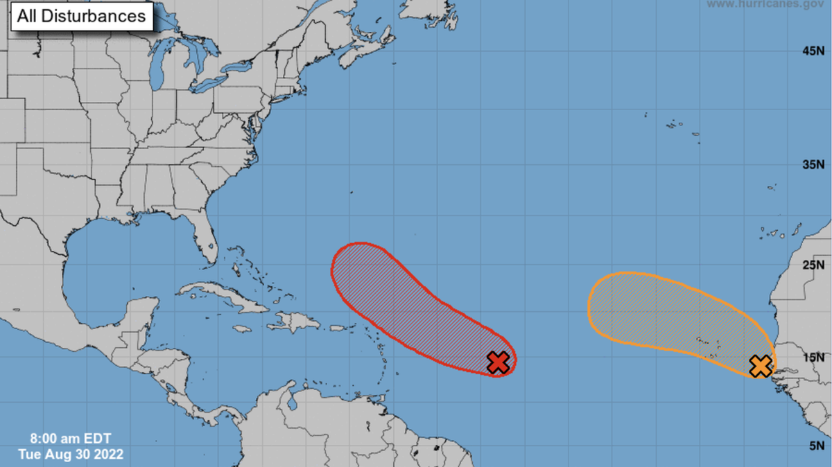 Dos sistemas en el Atlántico podrían transformase en depresiones tropicales, dijo el NHC el 30 de agosto de 2022.
