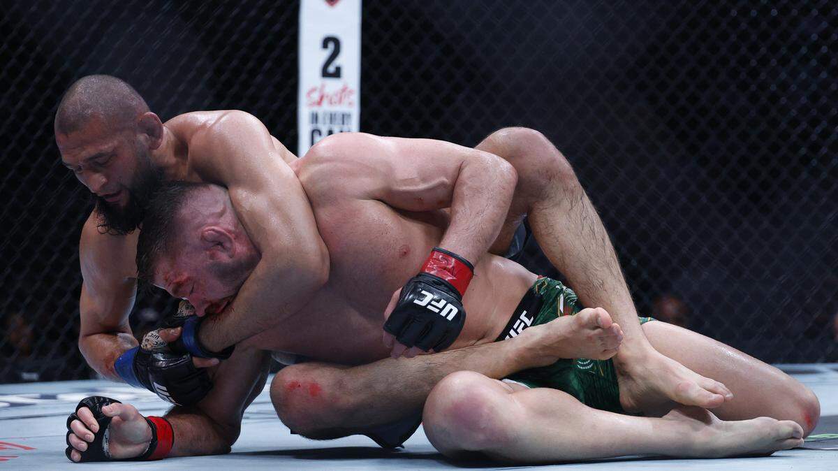 El checheno Khamzat Chimaev (izq.) destrozó al sudafricano Dricus Du Plessis durante cinco asaltos con un dominio aplastante de lucha y poder físico, en la UFC 319 celebrada el sábado en Chicago.