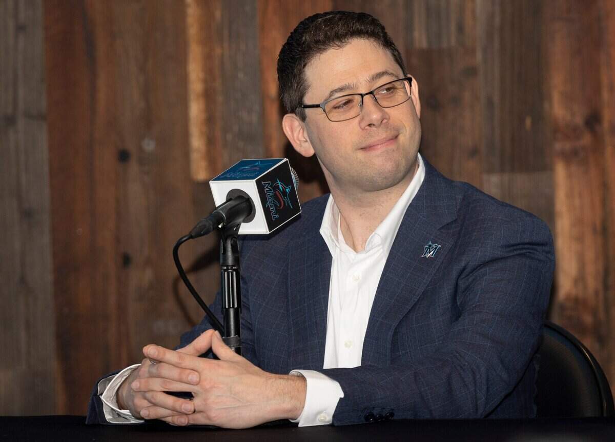 Peter Bendix escucha durante su presentación como nuevo presidente de operaciones de béisbol de los Marlins, este lunes en Miami. 