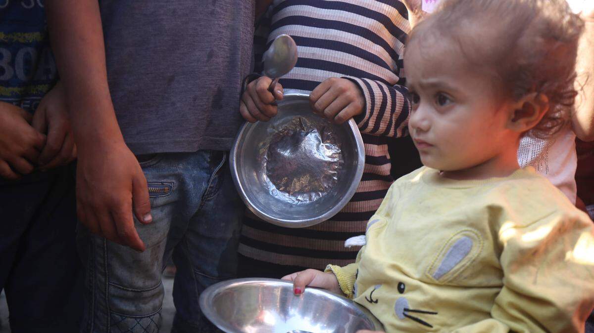 Una niña palestina forma parte de una protesta para denunciar la falta de comida y los ataques militares israelíes en la Ciudad de Gaza, el 19 de julio de 2025.