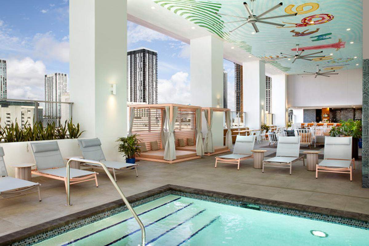 El rooftop Vela Sky del&nbsp;YOTEL Miami,&nbsp;es el lugar ideal pues se encuentra ubicado a pocos pasos del Bayfront Park.