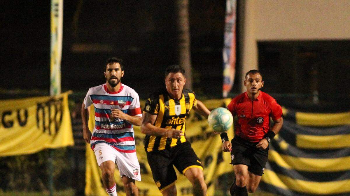 Ezequiel Tejera, del Miami United, persigue a Cristian “Cebolla” Rodríguez, de Peñarol, en el partido que empataron en el Ted Hendricks Stadium en Hialeah, el 12 de enero del 2019.