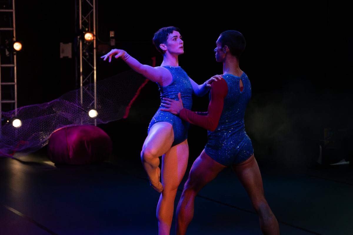 Meredith Barton e Isaiah González en “GULF”, coreografía de Brigid Baker. 