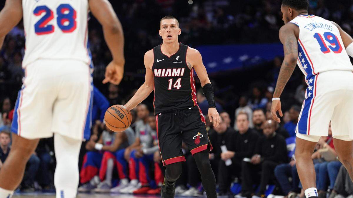 El jugador del Heat de Miami Tyler Herro (14) conduce la pelota en el partido contra los 76ers, celebrado el 29 de marzo de 2025 en el Wells Fargo Center de Filadelfia.