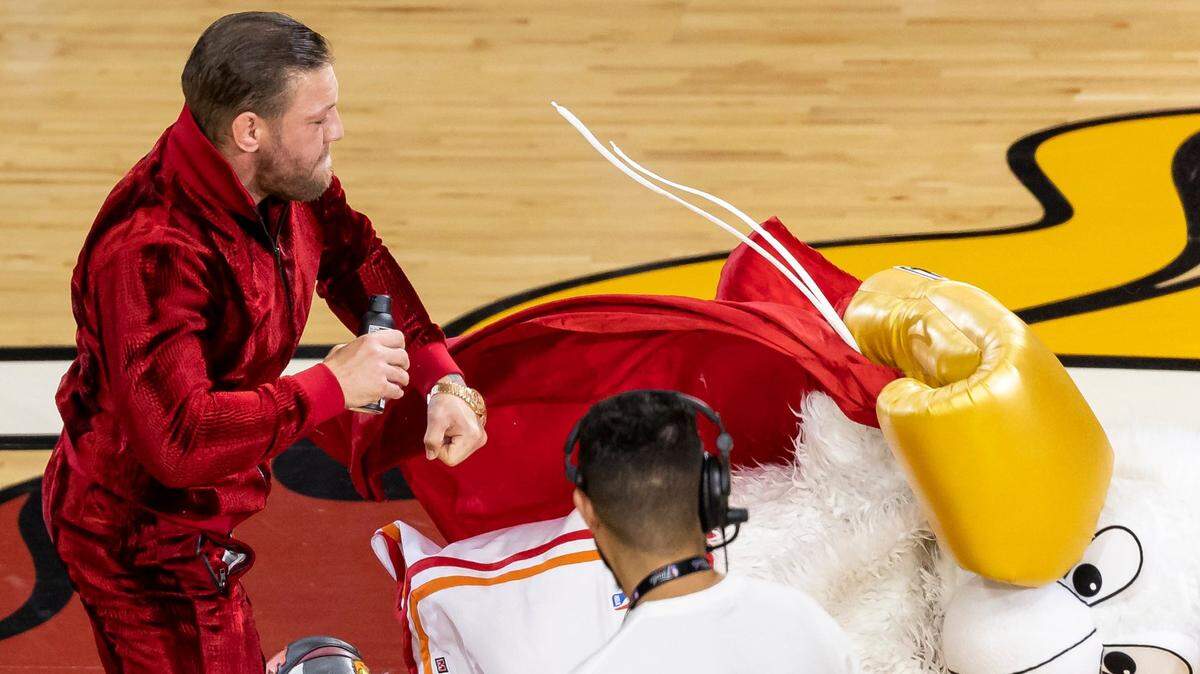 Conor McGregor, excampeón de la UFC, noqueó a la mascota del Heat, en un acto promocional que no resultó bien durante una pausa en el cuarto partido de las Finales de la NBA entre Miami y los Nuggets de Denver, celebrado el 9 de junio de 2023.
