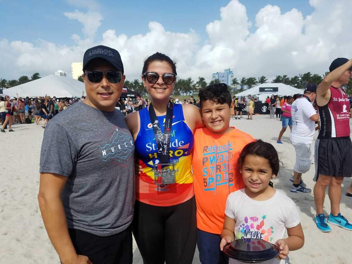 La venezolana Milagro Yanes, quien enfrenta la deportación tras 20 años viviendo en Estados Unidos, con su esposo, Luis Mejía, y sus hijos estadounidenses Andrés, de 10 años, e Isabela, de 7 .