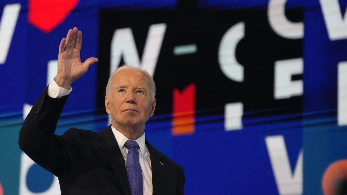 El presidente Joe Biden saluda a la audiencia durante el primer día de la Convención Nacional Demócrata en Chicago, el 19 de agosto de 2024.