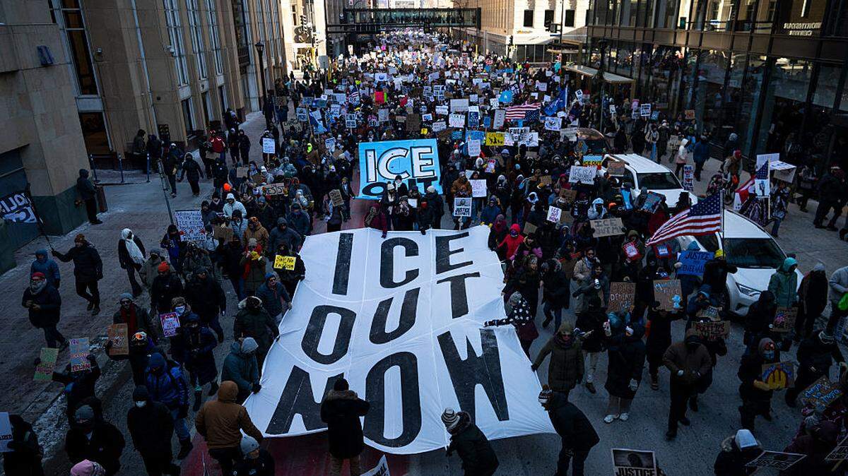 Manifestantes marchan durante una protesta nacional contra las redadas de ICE, el viernes 30 de enero de 2026, en Minneapolis, Minnesota. Las protestas continúan exigiendo el fin de las redadas de inmigración en las Twin Cities, que ya han causado la muerte de Alex Pretti, un enfermero de 37 años, y Renee Good, también de 37, una madre de tres hijos.
