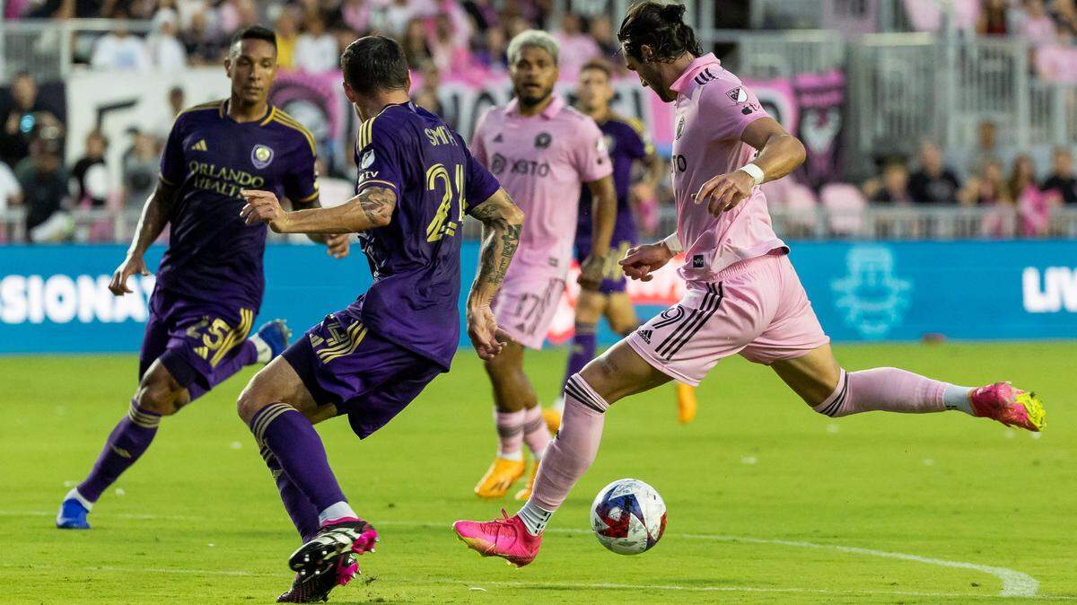 El delantero de Inter Miami Leonardo Campana (9) realiza un tiro hacia la portería contra Orlando City en la primera mitad de su partido de la MLS en el estadio DRV PNK el sábado 20 de mayo de 2023 en Fort Lauderdale, Florida.