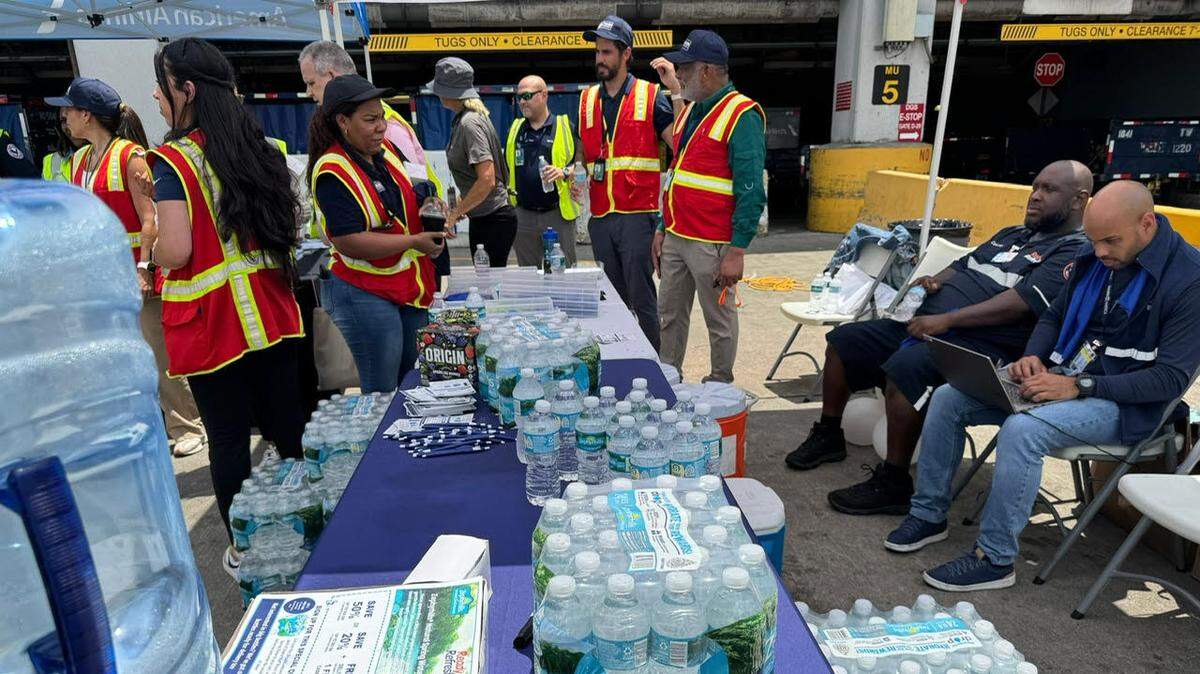 Empresas en el Aeropuerto Internacional de Miami y el Miami-Dade County Homeless Trust el lanzaron iniciativas por separado contra el calor extremo.
