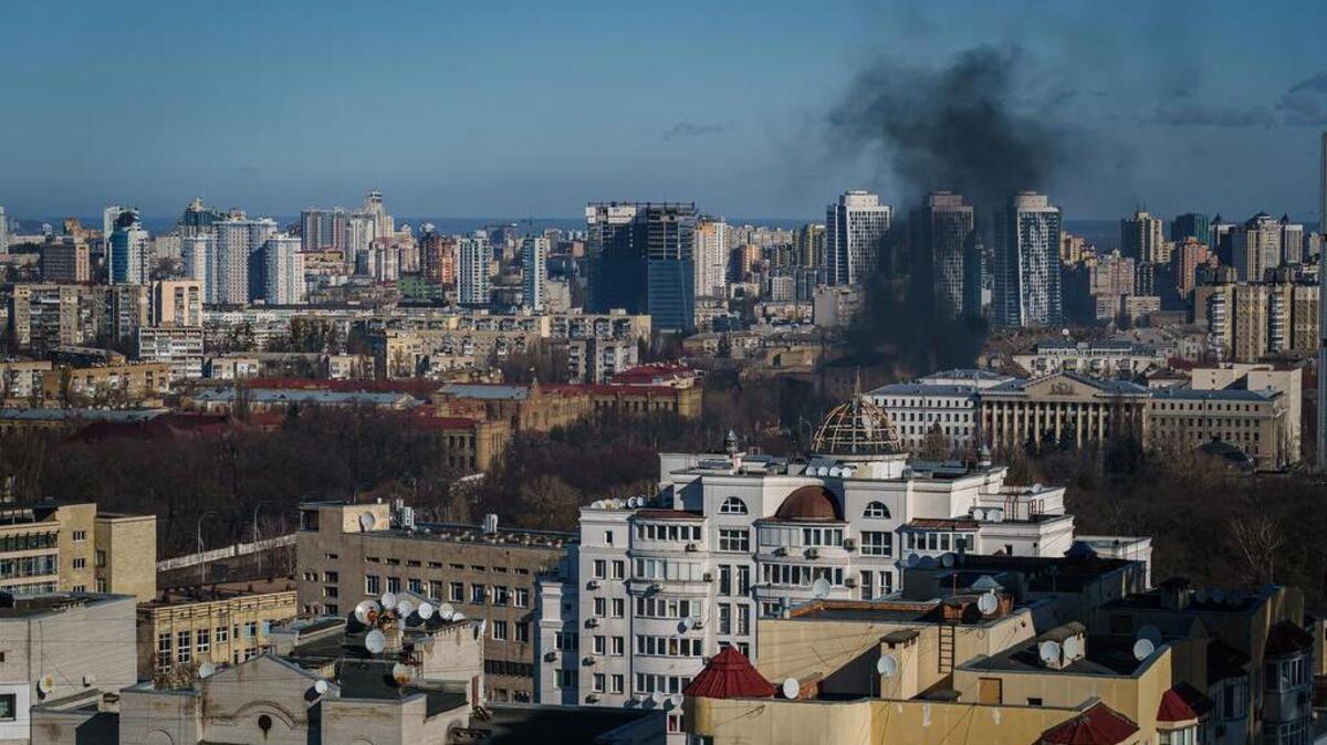 Una columna de humo se eleva después de una explosión en Kiev, Ucrania, el sábado 26 de febrero de 2022. (Marcus Yam/Los Angeles Times/TNS)