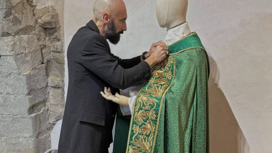 El “modisto de lo sagrado” que ha vestido a tres papas