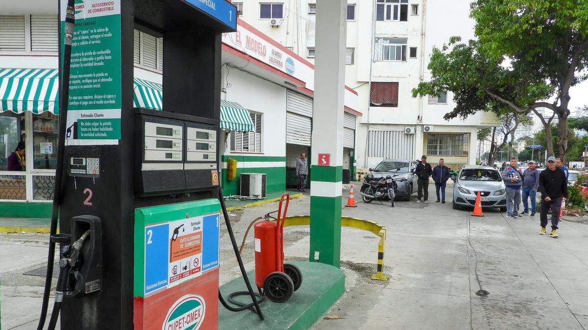 Vehículos esperan en fila para repostar en una gasolinera de La Habana el 30 de enero de 2026. El presidente cubano Miguel Díaz-Canel denunció el 30 de enero de 2026 el intento del presidente de Estados Unidos, Donald Trump, de “asfixiar” la economía de la isla comunista bajo un “falso pretexto”.