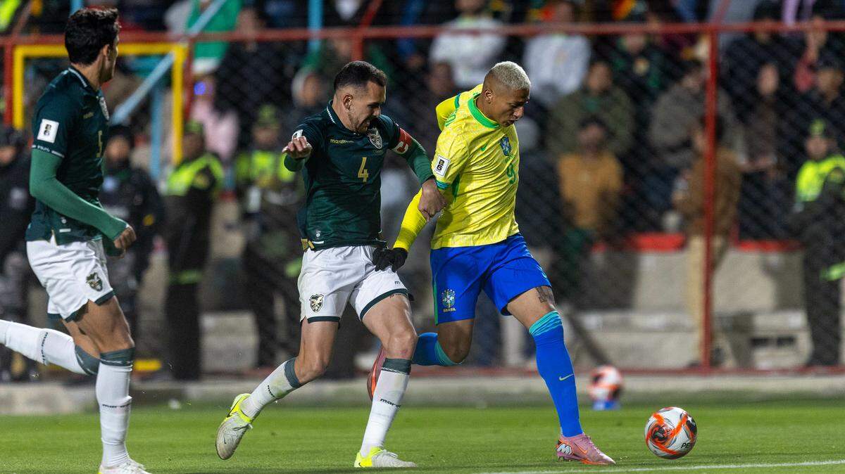 El delantero de Brasil Richarlison (der.)  conduce el balón en el partido de la eliminatoria mundialista contra Bolivia, celebrado el 9 de septiembre de 2025 en el Estadio El Alto, en Bolivia.
