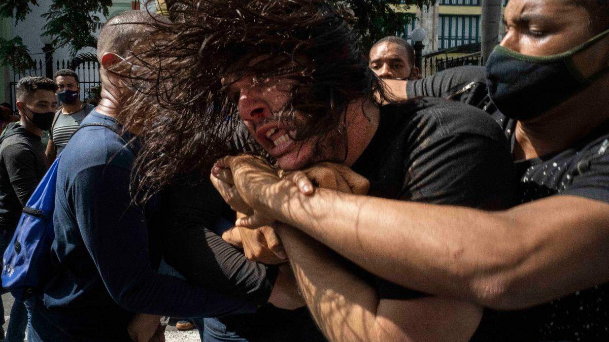 La policía cubana detiene a un manifestante antigubernamental durante una protesta en La Habana, Cuba, el domingo 11 de julio de 2021.