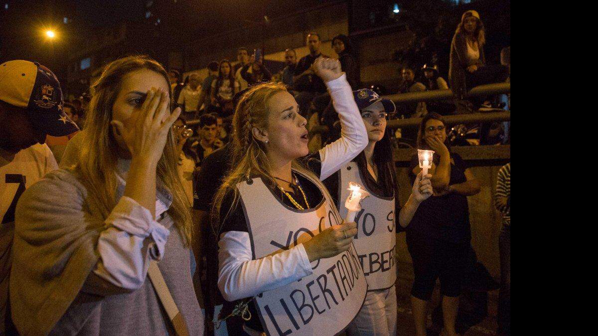 Lilian Adriana Tintori (c), esposa del político de la oposición Leopoldo López participa este jueves 8 de junio de 2017, en una marcha en Caracas (Venezuela). 
