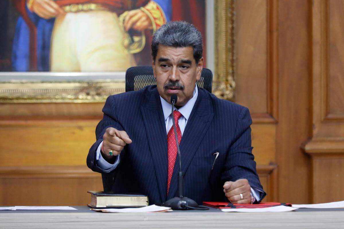Foto de archivo. El mandatario venezolano, Nicolás Maduro, afirmó este jueves que su rival en las elecciones presidenciales, Edmundo González Urrutia, le pidió “clemencia” para lograr salir de Venezuela y pedir asilo en España, al tiempo que desestimó los señalamientos de “coacción” hechos por el opositor.
