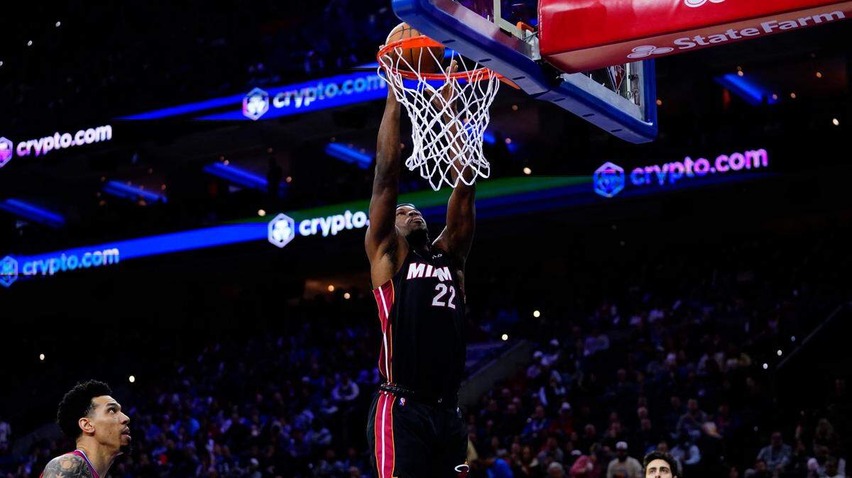 El jugador del Heat Jimmy Butler clava la pelota en la primera mitad del partido ante los 76ers, celebrado el 21 de marzo de 2022 en Filadelfia.