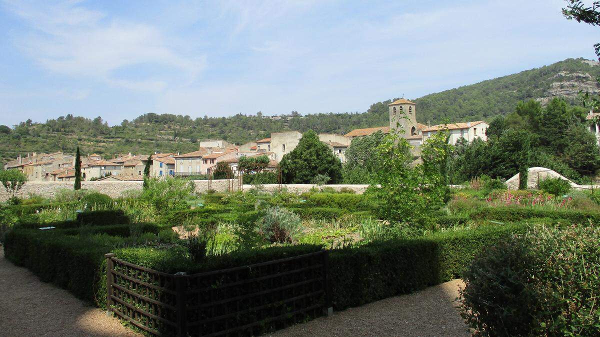 El pueblo de Lagrasse visto desde el huerto de la Abadía Santa María.