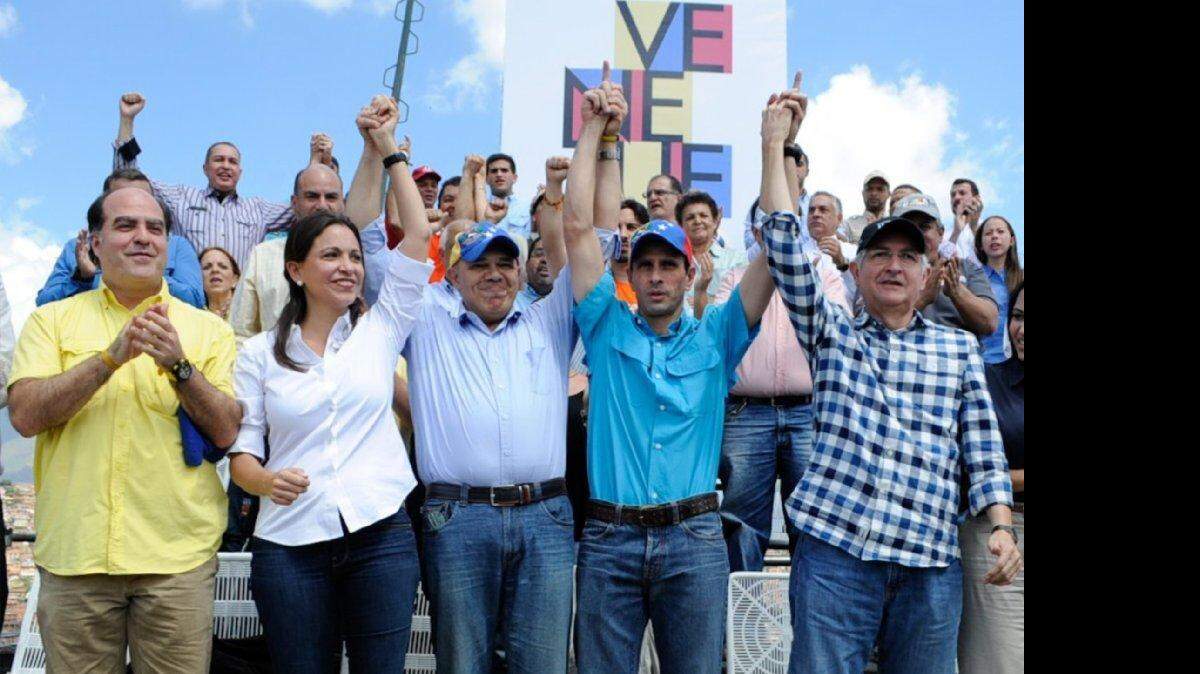 Líderes de la oposición (primera fila, izquierda a derecha) Julio Borges, María Corina Machado, Jesús Torrealba, Henrique Capriles Radonski y Antonio Ledezma durante el evento para conmemorar el 57 aniversario del fin del régimen del dictador venezolano Marcos Pérez Jiménez, en Caracas el 23 de enero, 2015.