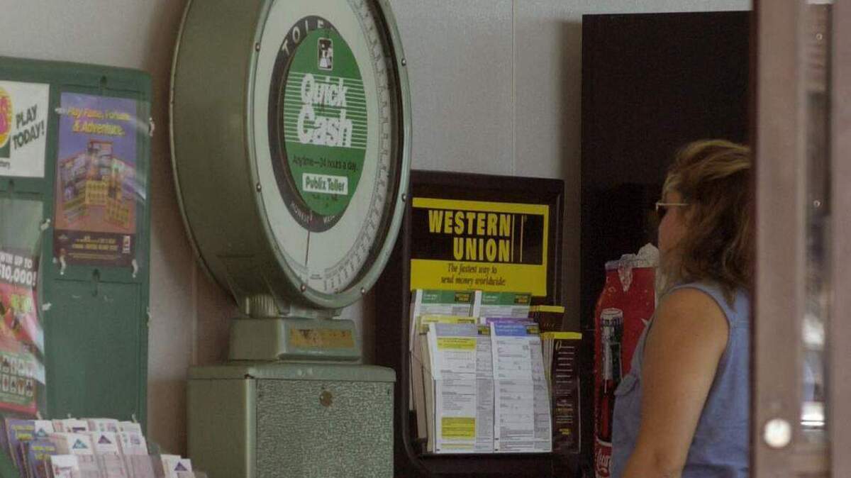 En esta foto de archivo del 22 de junio de 2001, una clienta pesa una pequeña bolsa de ropa en un Publix situado en el 13890 de la calle 56 del SW. Su intención era enviar la ropa a Cuba con alguien que viajaba hacia allá. La bolsa pesaba cinco libras. En aquel entonces, las aerolíneas estaban endureciendo las restricciones de peso.