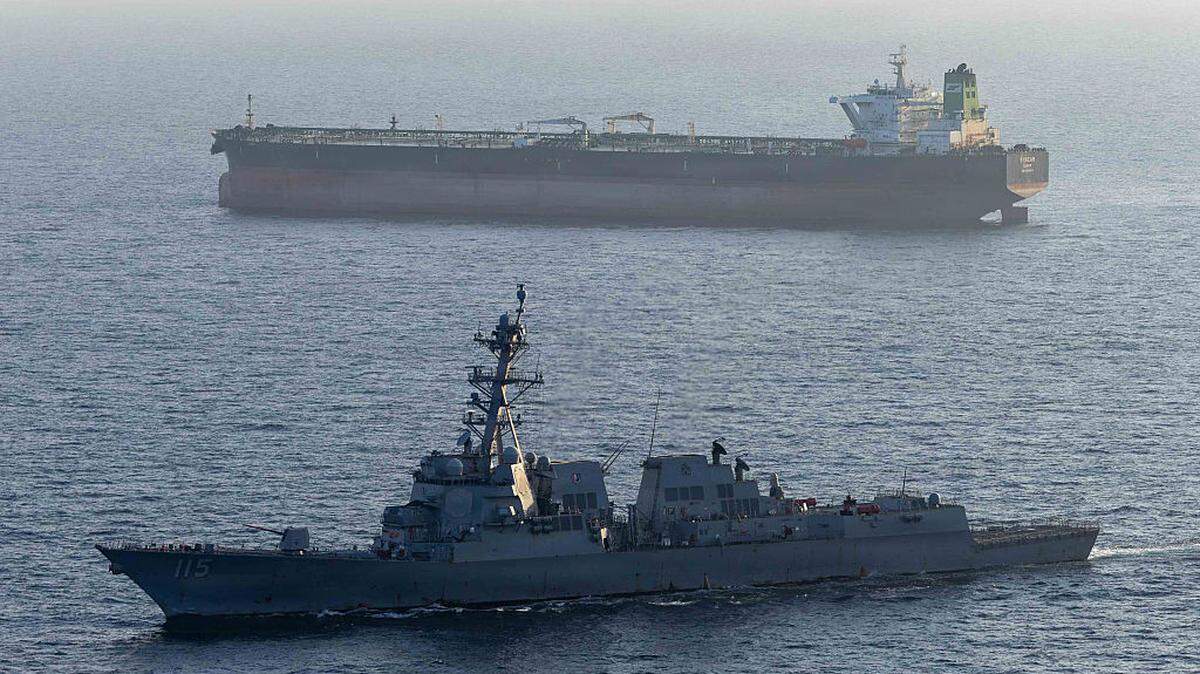 En esta fotografía facilitada por el Mando Central de Estados Unidos, el destructor de misiles guiados de clase Arleigh Burke USS Rafael Peralta realiza un bloqueo marítimo contra un buque de bandera iraní que intentaba navegar hacia un puerto de ese país, el 26 de abril de 2026 en el mar Arábigo. 